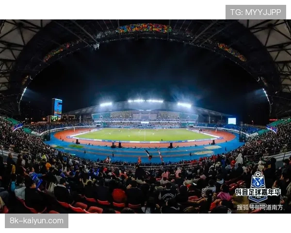 球迷抗议，比赛第10分钟全场投掷纸片导致比赛暂停五分钟